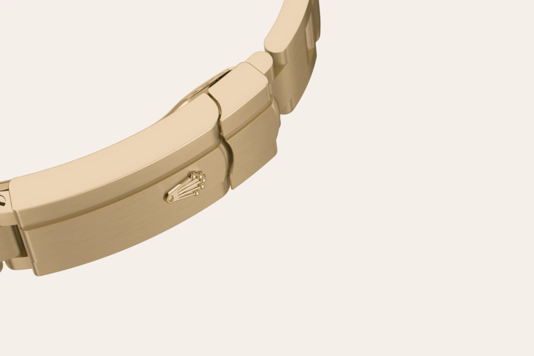 Rolex Oyster Perpetual 34 in yellow gold with a Black dial, domed bezel, and Oyster bracelet, m124208-0001 - Crisson Rolex Oyster Perpetual 34 in yellow gold with a Black dial, domed bezel, and Oyster bracelet, m124208-0001 - Crisson
