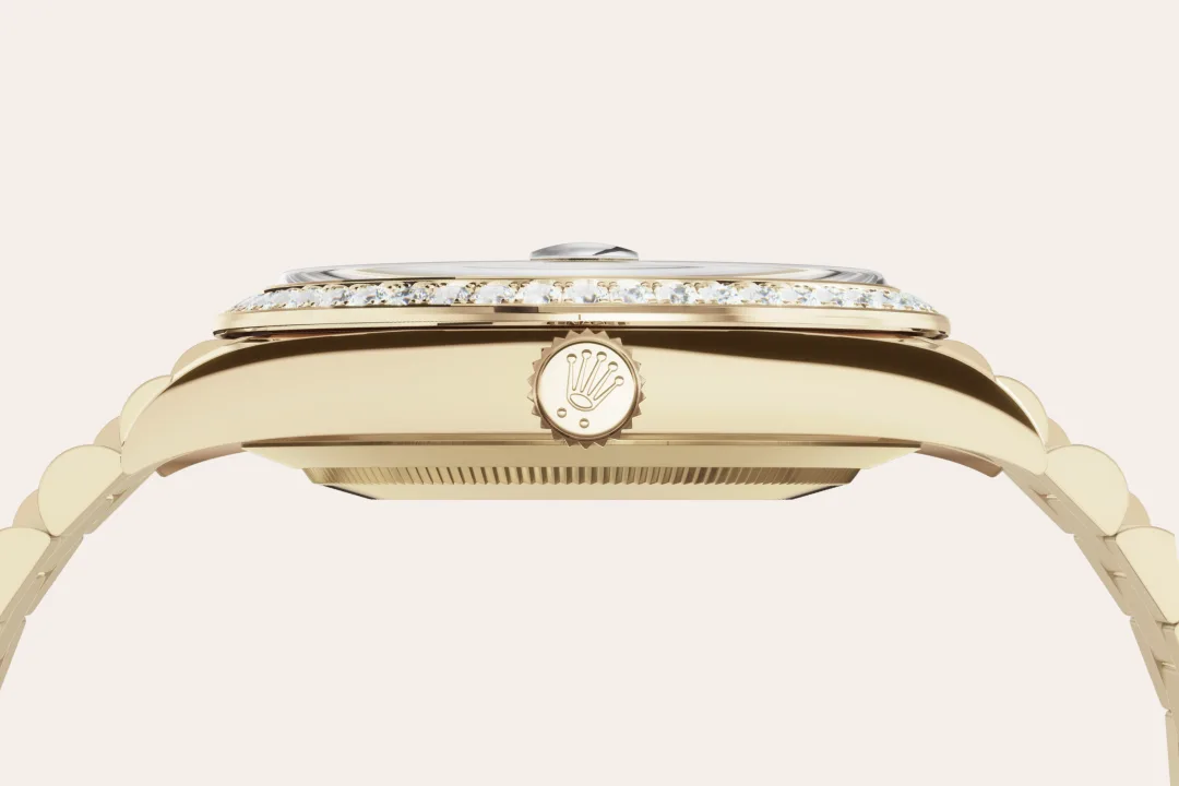 Rolex Day-Date 40 in yellow gold and diamonds, with a champagne-colour dial with diamonds, bezel with diamonds, and President bracelet, m228348rbr-0002 - Crisson