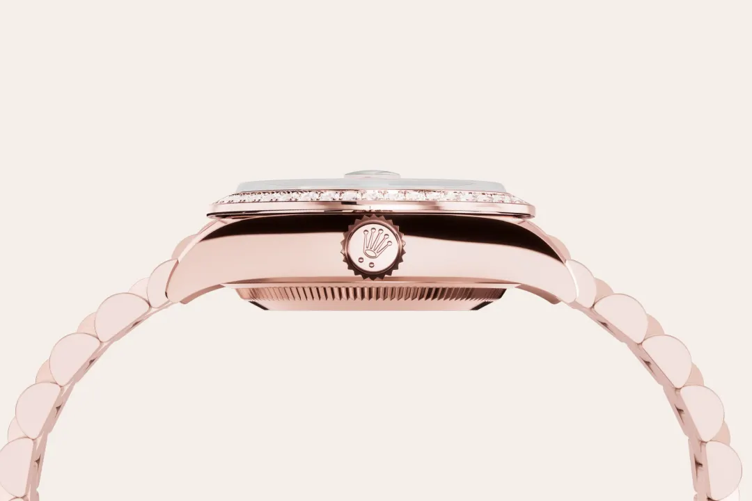 Rolex Lady-Datejust 28 in Everose gold and diamonds, with a chocolate dial with diamonds, bezel with diamonds, and President bracelet, m279135rbr-0001 - Crisson