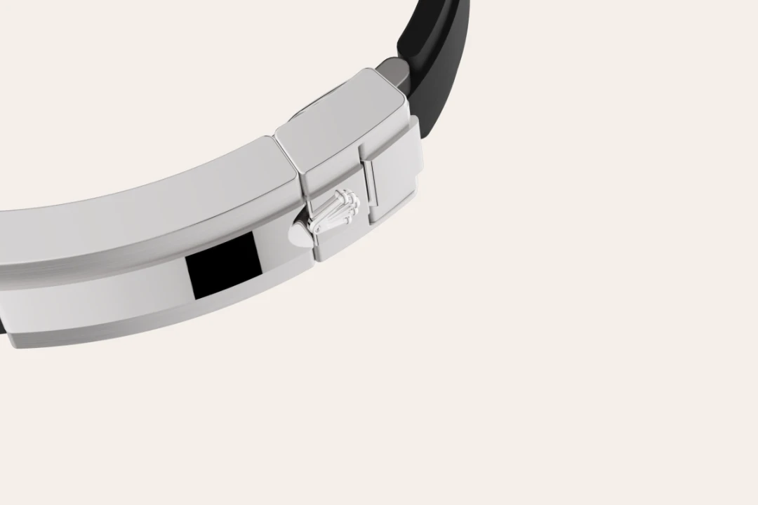 Rolex Cosmograph Daytona in white gold with steel and bright black dial, black monobloc Cerachrom bezel, and Oysterflex bracelet, m126519ln-0006 - Crisson