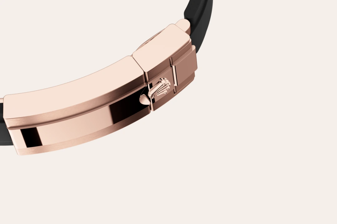 Rolex Cosmograph Daytona in Everose gold and diamonds with Sundust and bright black dial, bezel set with diamonds, and Oysterflex bracelet, m126535tbr-0002 - Crisson