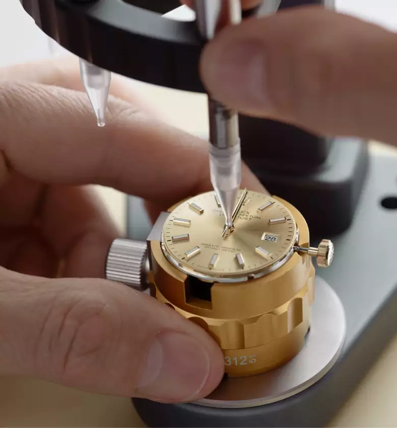 Rolex servicing process: Casing of the movement - Crisson Bermuda