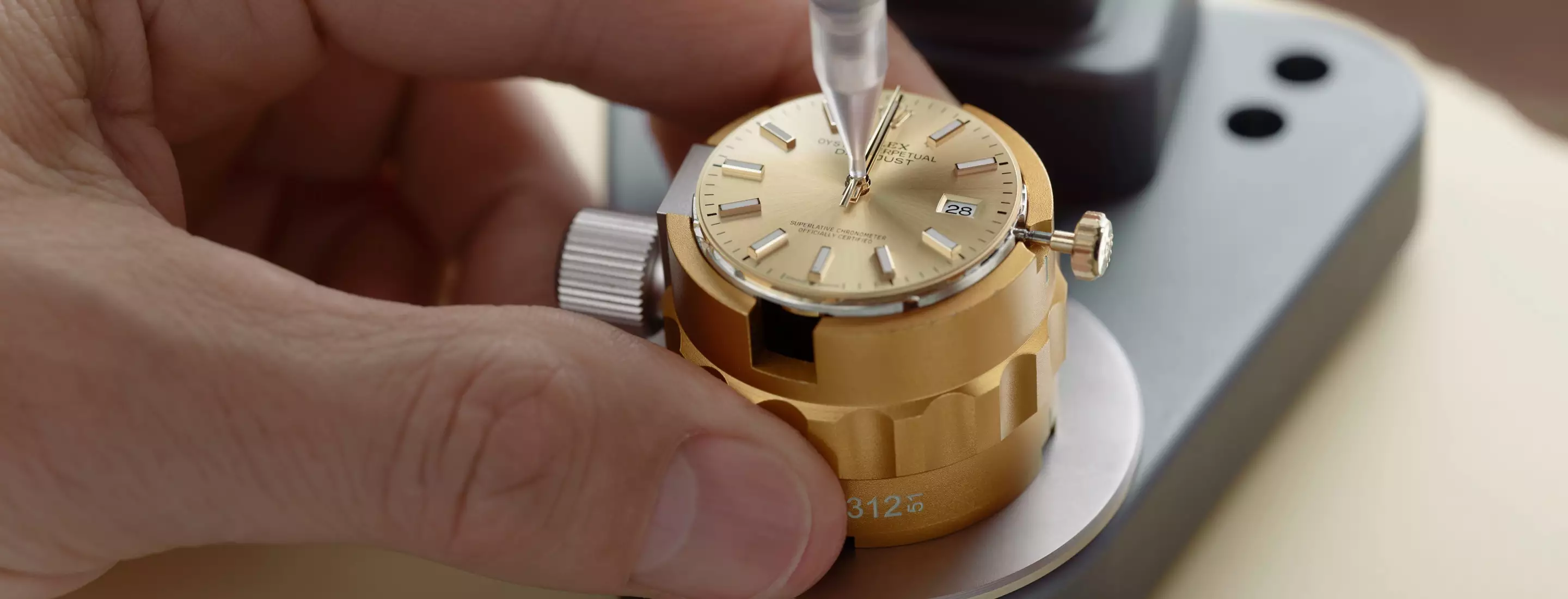 Rolex servicing process: Casing of the movement - Crisson Bermuda