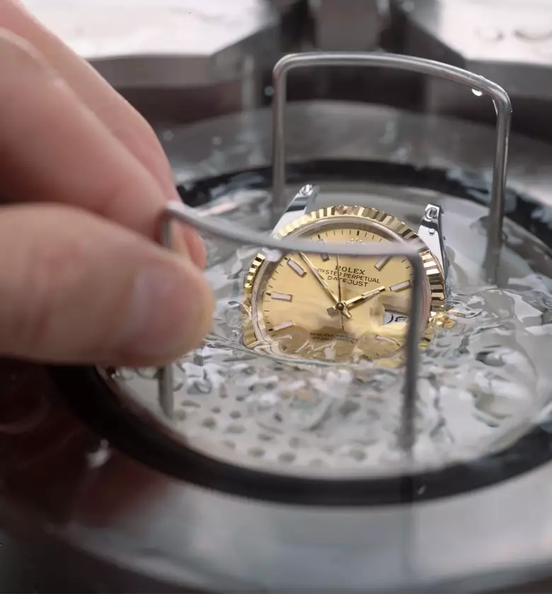 Rolex servicing process: Casing of the movement - Crisson Bermuda